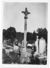 La haute croix de grès du cimetière