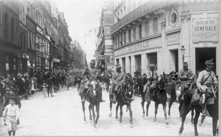 Guerre 1914-1918. Vue du défilé des prisonniers allemands précédés de la cavalerie anglaise rue de la porte-de-Paris,à l'angle de la Société-Générale"