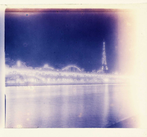 Paris. Exposition internationale des Arts décoratifs, les rives de la Seine la nuit