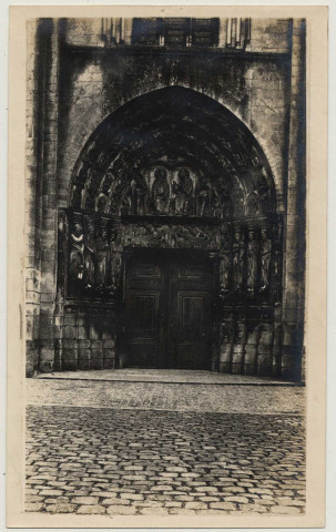 Le portail ouest de la cathédrale de Senlis noirci par les bombardements