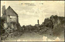 Carte postale intitulée "Montididier après la Grande Guerre. La rue de Roye"