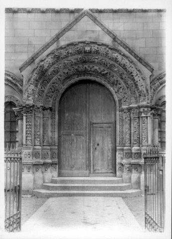 Eglise Sainte-Madeleine à Trie-Château (Oise) : le portail