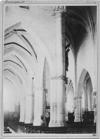 Vue intérieure de l'église : nef et bas-côtés