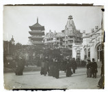 [L'exposition universelle de Paris en 1900. A gauche, le pavillon du Siam portant une publicité "Brasserie Vetzel", à droite la Chambre de commerce de Paris]