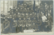 CARTE-PHOTO MONTRANT UN GROUPE DE SOLDATS BRITANNIQUES ET FRANCAIS (DU 12e REGIMENT TERRITORIAL D'AMIENS). AVEC INSCRIPTION : "VIVE L'ENTENTE CORDIALE 1914"