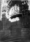 Eglise Saint-Germain à Amiens, vue de détail : le portail sculpté