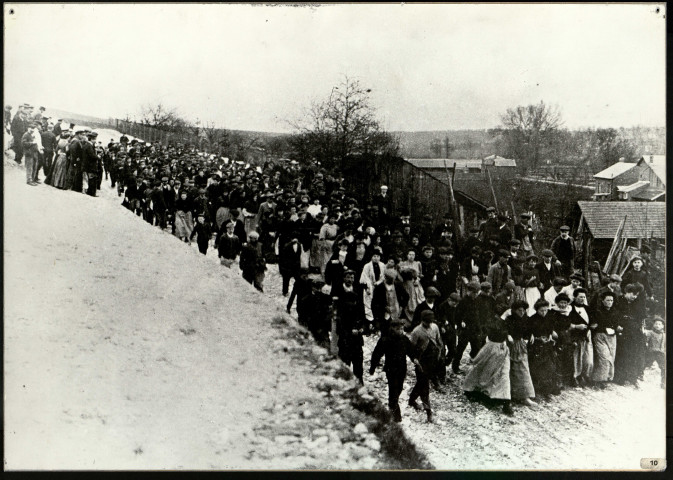 Manifestation de femmes sous la neige début du XXe siècle