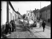 Le Bosquel (Somme). Procession carnavalesque historique dans les rues du village : le char de "la Reine des fleurs"