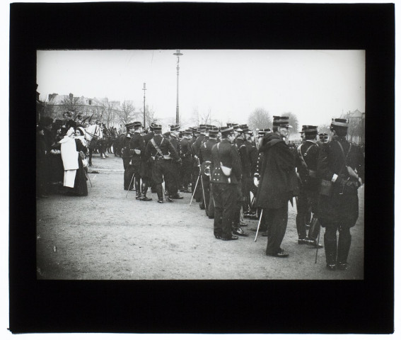 Revue du 16 janvier 1902 - avant le défilé place Longueville - l'état-major