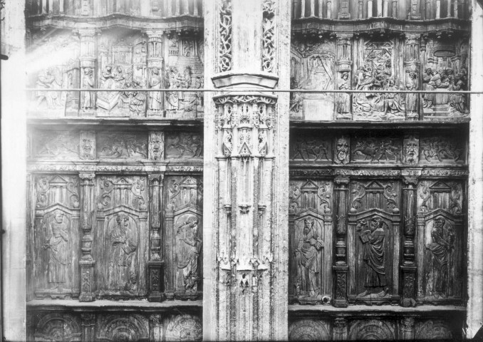 Eglise Saint-Wulfran à Abbeville, vue de détail : les panneaux sculptés et le trumeau du portail