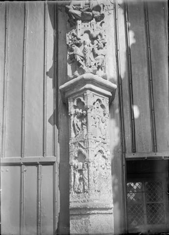Cathédrale, le portail Saint Firmin : détail des sculptures du trumeau