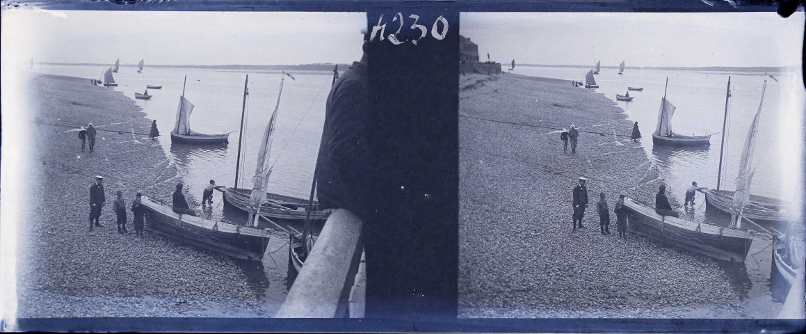 Le Crotoy (Somme). Bateaux de pêche amarrés sur la plage