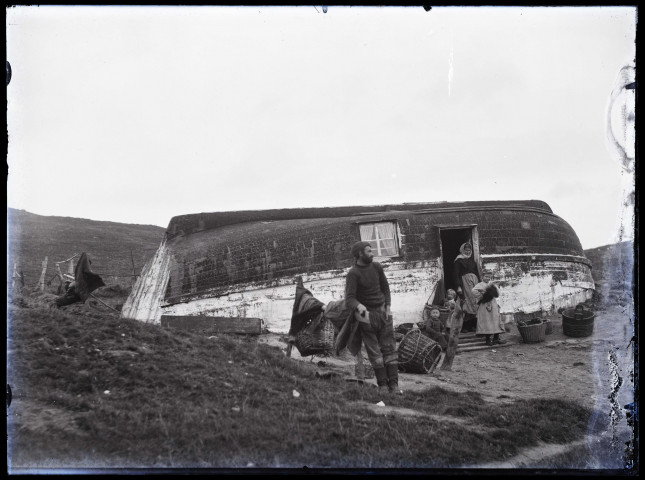 Les quilles en l'air d'Equihen : habitations faites avec la coque d'un bateau retourné. Les coques passées au goudron étaient plantées à flanc de colline sur les hauteurs dominant la mer