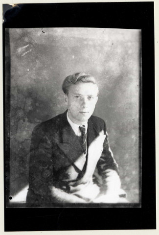 Portrait en buste d'un jeune homme en costume