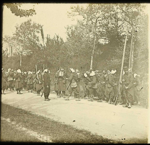 Manoeuvres militaires de Picardie du 2e Corps d'Armée : une halte des troupes sur une route