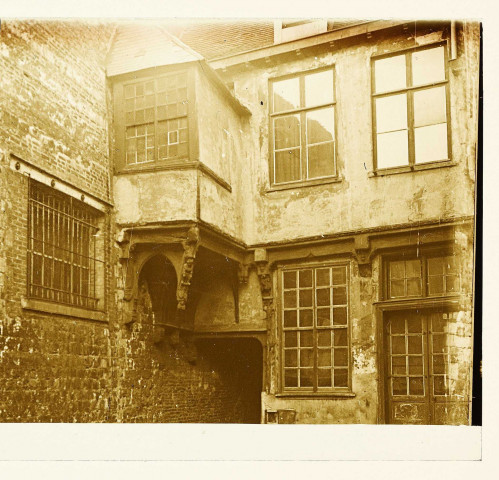 Amiens (Somme). Passage Gossart, La Brétêche de l'Homme à trois têtes