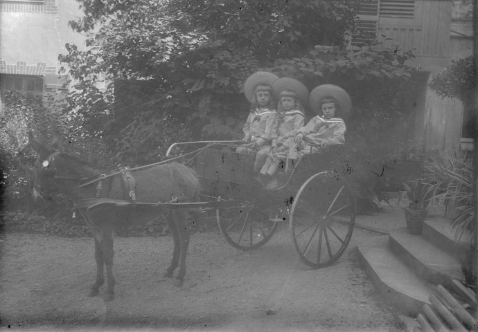 Portrait de famille de M Durand, 3 enfants dans une calèche
