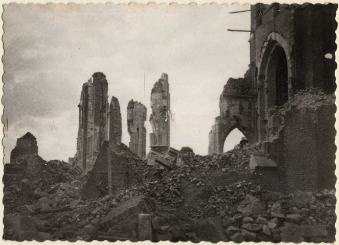 Amiens. L'église Saint-Honoré en ruines après les bombardements de 1940