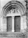 Eglise, vue extérieure : un portail roman