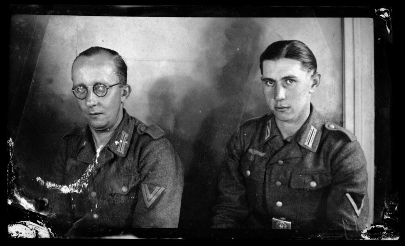 Portrait de deux militaires de rang de la 9e Panzerdivision SS Hohenstaufen, une des trente-huit divisions de Waffen-SS. Sturmmann (soldat d'assaut / caporal), SS Rottenführer (chef de section)