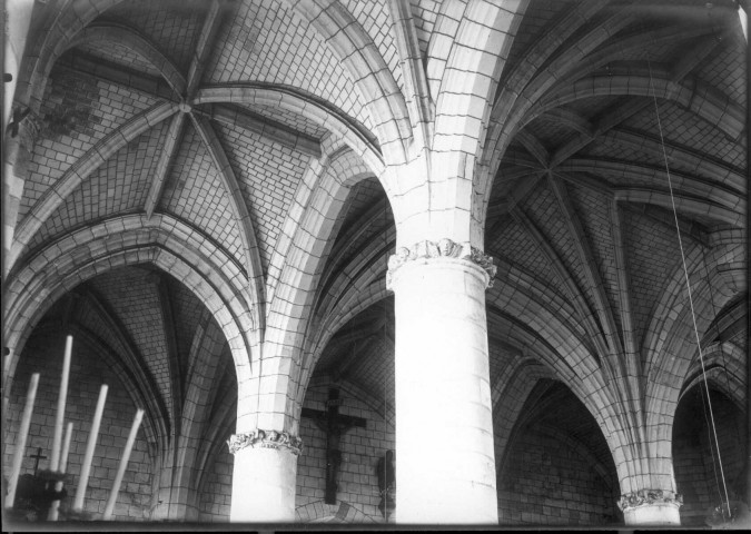 Eglise d'Ercheu, vue intérieure : détail des voûtes et des piliers