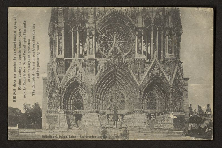 REIMS DANS SES ANNEES DE BOMBARDEMENT 1914-18. RHEIMS DURING ITS BOMBARDMENT YEARS. LA CATHEDRALE. GRAND PORTAIL APRES L'INCENDIE. THE CATHEDRAL. GREAT FRONT GATE AFTER THE FIRE AND ITS PROTECTING WORKS