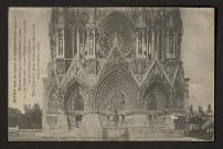 REIMS DANS SES ANNEES DE BOMBARDEMENT 1914-18. RHEIMS DURING ITS BOMBARDMENT YEARS. LA CATHEDRALE. GRAND PORTAIL APRES L'INCENDIE. THE CATHEDRAL. GREAT FRONT GATE AFTER THE FIRE AND ITS PROTECTING WORKS