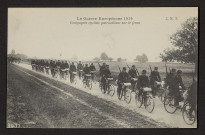LA GUERRE EUROPEENNE 1914. COMPAGNIE CYCLISTE PATROUILLANT SUR LE FRONT