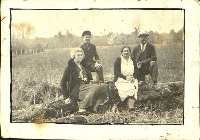 Rollot (Somme). Georges Delignières, son épouse Marie Mathilde Caron, leur fils Léon et une autre dame non nommée