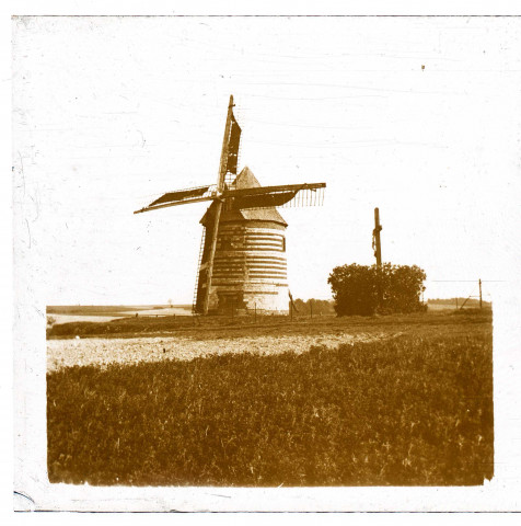 Fontaine-sur-Somme. Le moulin à vent et le calvaire