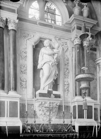Eglise, Statue de la Vierge à l'enfant sur retable