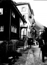 Paysage suisse. Une rue bordée de chalets