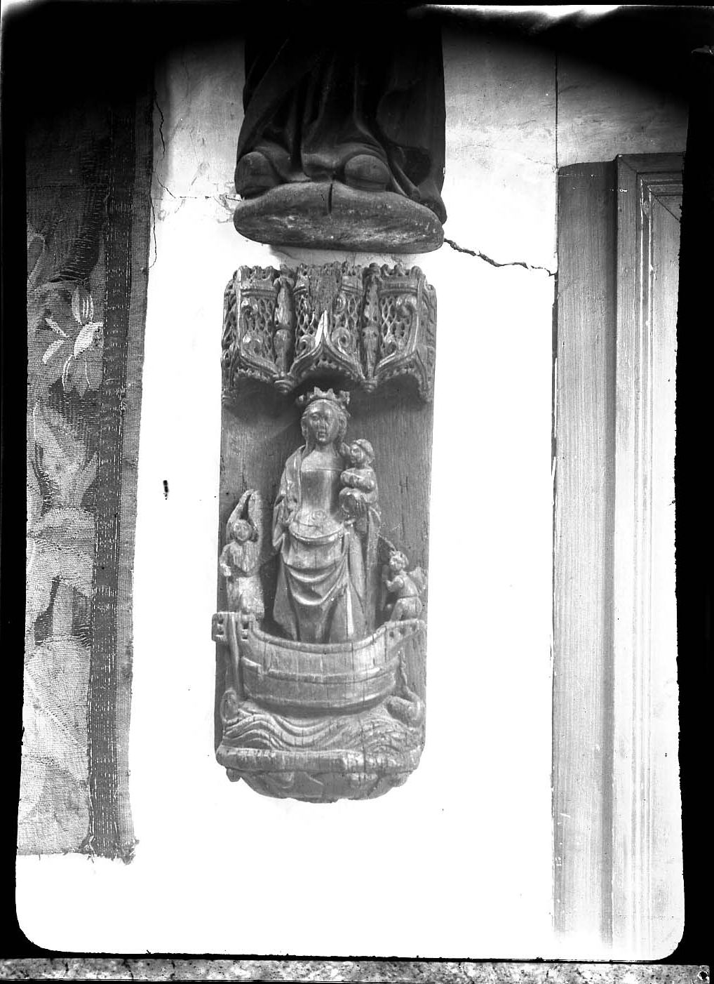 Intérieur du château de Francières : statuette en bois de la Vierge à l'enfant