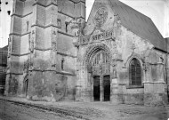 Eglise, vue extérieure : le portail et la tour