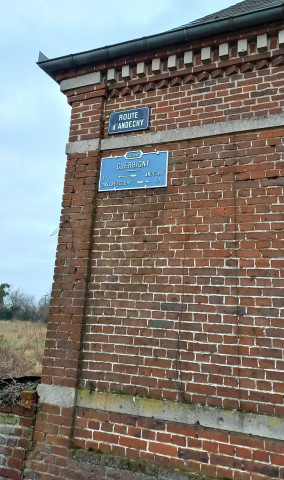 Guerbigny. Ancienne plaque directionnelle dite plaque de cocher G.C. n° 160 vers Andechy (3,1 km) et Davenescourt (5,4 km)