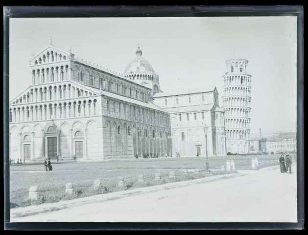 [Pise : Campo dei Miracoli ou Piazza dei Miracoli avec la cathédrale (le Duomo) et la tour penchée]
