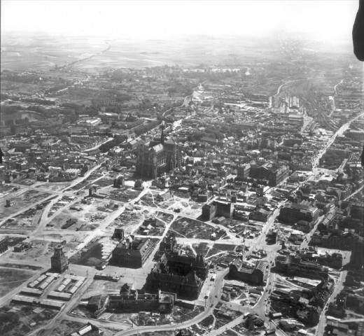 Vue aérienne de la ville avant la Reconstruction, le quartier de la cathédrale et le beffroi
