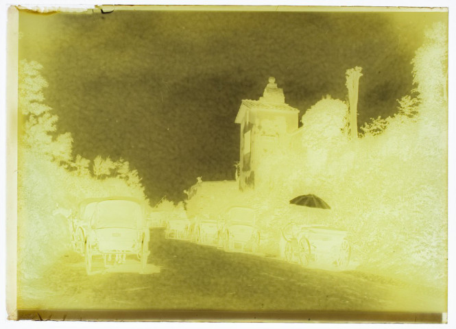 [Calèches dans une rue non localisée]