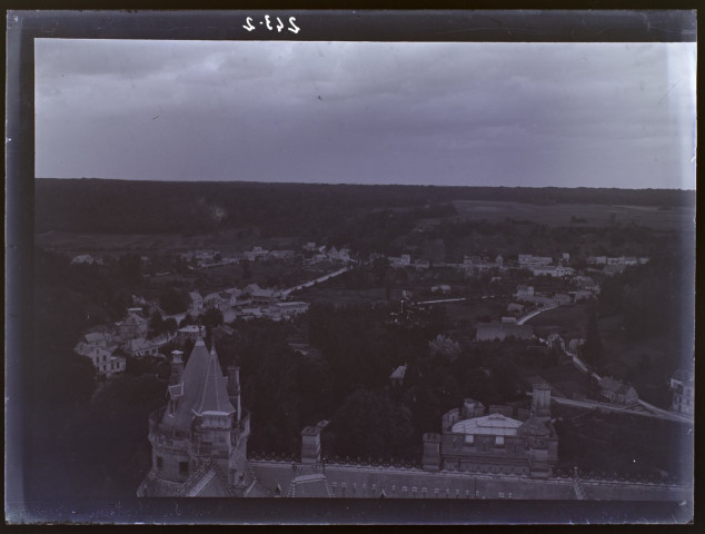 Vue prise à Pierrefonds. Vue d'ensemble du haut du château - septembre 1911