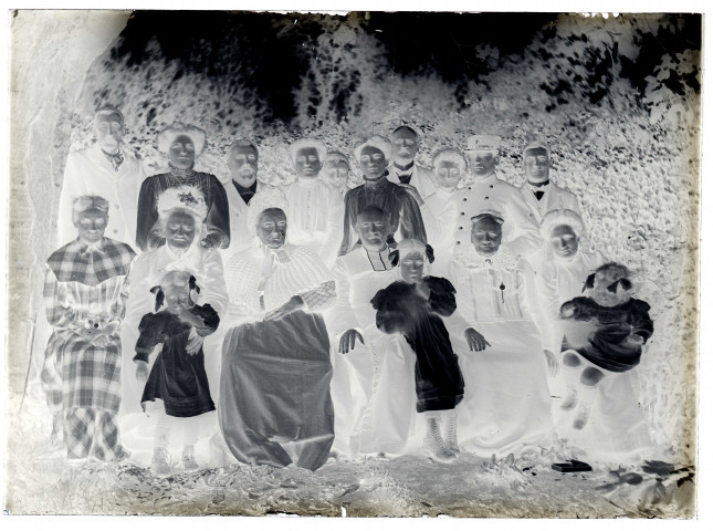 Scène de la vie quotidienne d'une famille bourgeoise. Photographie de famille avec un abbé