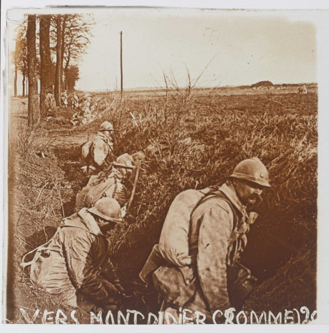 Vers Montdidier (Somme), infanterie s'organisant pour l'attaque