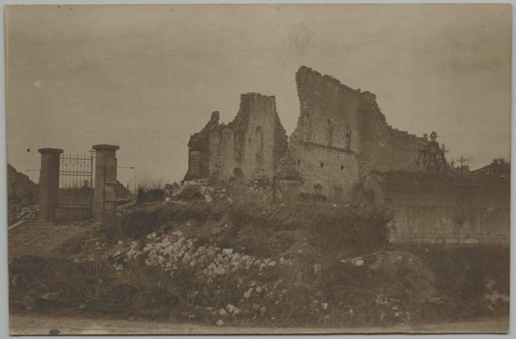 CARTE PHOTO MONTRANT LES RUINES D'UNE EGLISE