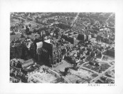Amiens. Vue aérienne du centre ville avant la Reconstruction, la cathédrale, le palais de justice