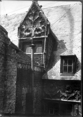 La Maison de l'ancien Baillage d'Amiens (1541), situé dans la cour de La Malmaison : détail d'une fenêtre en chien-assis sculptée