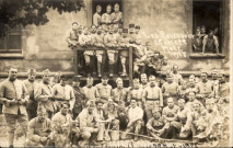 Groupe de soldats du régiment de réserve de la 22e compagnie posant devant leur caserne