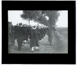 [Une colonne militaire sur une route lors de manoeuvres dans la Somme. Il semble s'agir d'un régiment colonial]