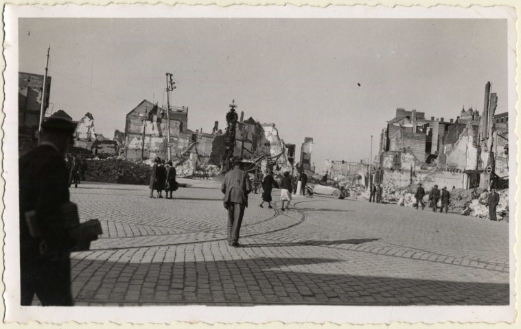 Amiens. La place Gambetta après les bombardements de 1940