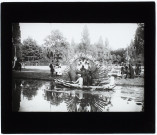 [Fête nautique à la Petite Hotoie - 1905 - Une embarcation décorée de fleurs "Sport d'Amiens"]