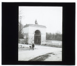 Chantilly, la porte d'entrée - avril 1902