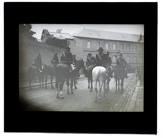 [Gendarmes à cheval arrivant à l'angle de la rue de Fouilloy et de la rue Saint-Fuscien. Au fond, le couvent des Visitandines]